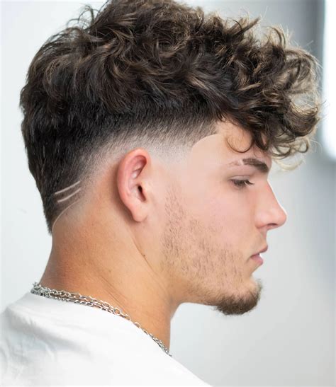 taper bouclés homme|Coupe de cheveux taper : 20 exemples de la tendance capillaire。